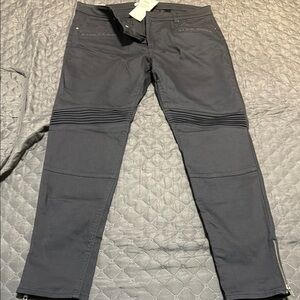 H&M Black Skinny Pants with Modern Design